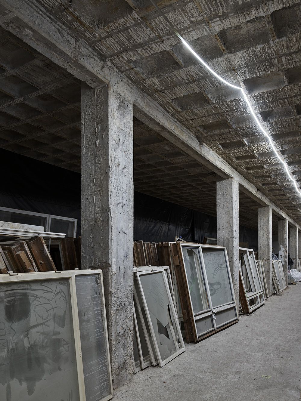 Ausgebaute Fenster, die bis zur Restaurierung im EG eingelagert wurden, Mai 2022