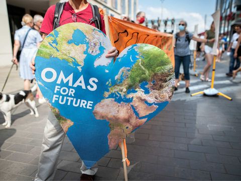 Das Erdherz ist das Erkennungszeichen der Omas for Future"
