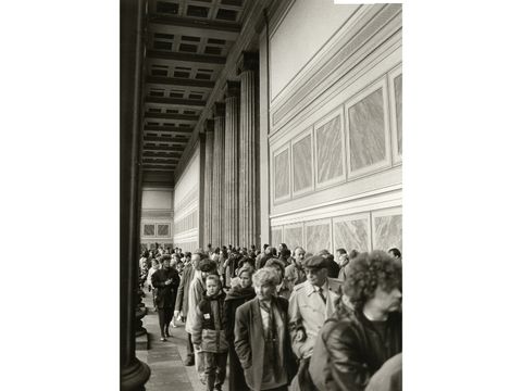 Besucher*innen der Rembrandt-Ausstellung mit Gemälden aus der Gemäldegalerie (Ost) und der Gemäldegalerie (West) im Alten Museum, 1991