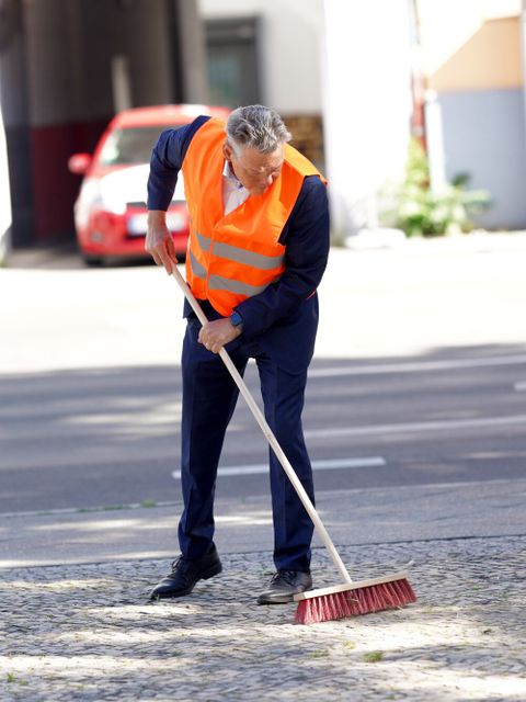 Bezirksbürgermeister Jörn Oltmann beim Saubermachen
