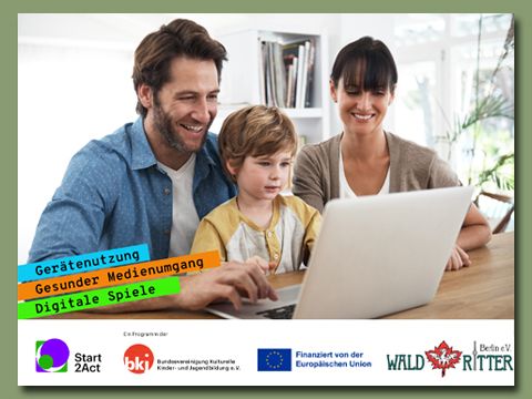 Familie sitzt vor einem Laptop