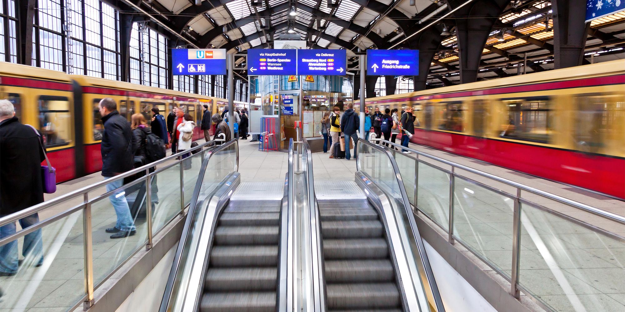Fahrgäste warten am S-Bahnhof Friedrichstraße auf Züge