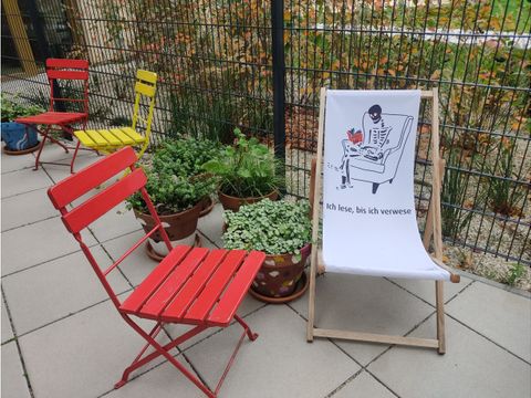 Teilbereich des Lesegartens in der Bücherei Sesstadt Aspern