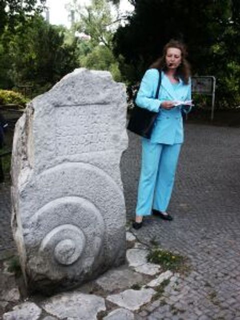 Bezirksbürgermeisterin Monika Thiemen beim Findling aus der Partnerstadt Forchheim, 10.5.2003, Foto: KHMM