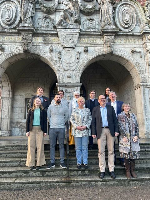 Bezirksverordnetenvorsteherin Kerstin Köppen und die ausgeschiedenen Bezirksverordneten (Bild: Bezirksamt Reinickendorf)