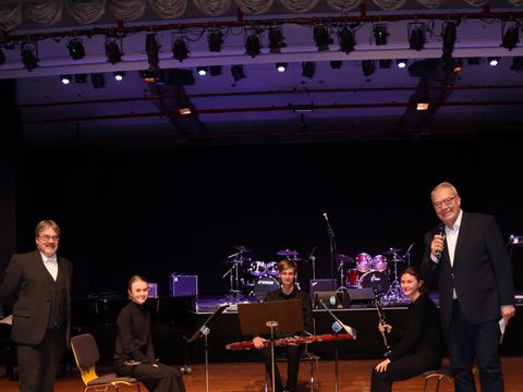 Der Leiter der Musikschule Reinickendorf Dr. Stefan J. Walter gemeinsam mit Alissa S., Moritz K., Georgina D. und Bezirksstadtrat für Kultur Harald Muschner (v.l.n.r.) bei der Eröffnung des Jahresabschlusskonzerts der Musikschule Reinickendorf (Bild: BA Rdf)