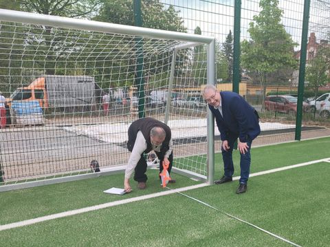 Bezirksstadtrat Harald Muschner überzeugt sich gemeinsam mit dem Verantwortlichen des Berliner Fußballverbandes Kurt Schmidtkowski von den ordnungsgemäßen Maßen des neuen Trainingsfeldes. (Bild: BA Reinickendorf)