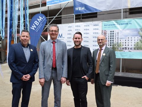 Richtfest für das neue Quartier an der Rathenower Straße: WBM-Geschäftsführer Lars Dormeyer, Stadtentwicklungssenator Christian Gaebler, Bezirksstadtrat Christoph Keller und WBM-Geschäftsführer Steffen Helbig (v.l.)
