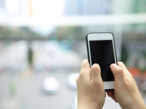 zwei Hände halten ein Smartphone