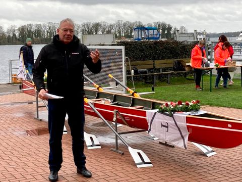Sportstadtrat Harald Muschner bei seiner Rede mit Bootstaufe (Bild: BA Reinickendorf)