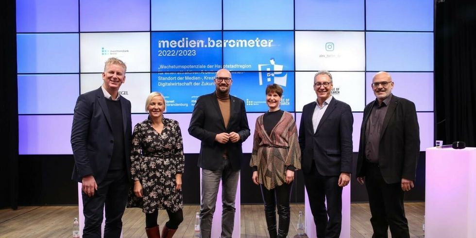 v.l.n.r.: gregor c. blach (Moderator), Jeannine Koch (medianet berlinbrandenburg e.V.), Michael Biel (Staatssekretär für Wirtschaft), Prof. Dr. Agnes Schipanski (SRH Berlin), Helge Jürgens (Medienboard Berlin-Brandenburg), Joachim Kosack (UFA GmbH)v.l.n.r.: gregor c. blach (Moderator), Jeannine Koch (medianet berlinbrandenburg e.V.), Michael Biel (Staatssekretär für Wirtschaft), Prof. Dr. Agnes Schipanski (SRH Berlin), Helge Jürgens (Medienboard Berlin-Brandenburg), Joachim Kosack (UFA GmbH)