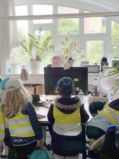 Spontane Namenstaufe im Ordnungsamt für Stofftier "Esel Tim". (Bild: BA Reinickendorf)