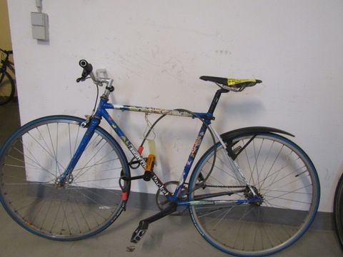 Blaues Herrenfahrrad