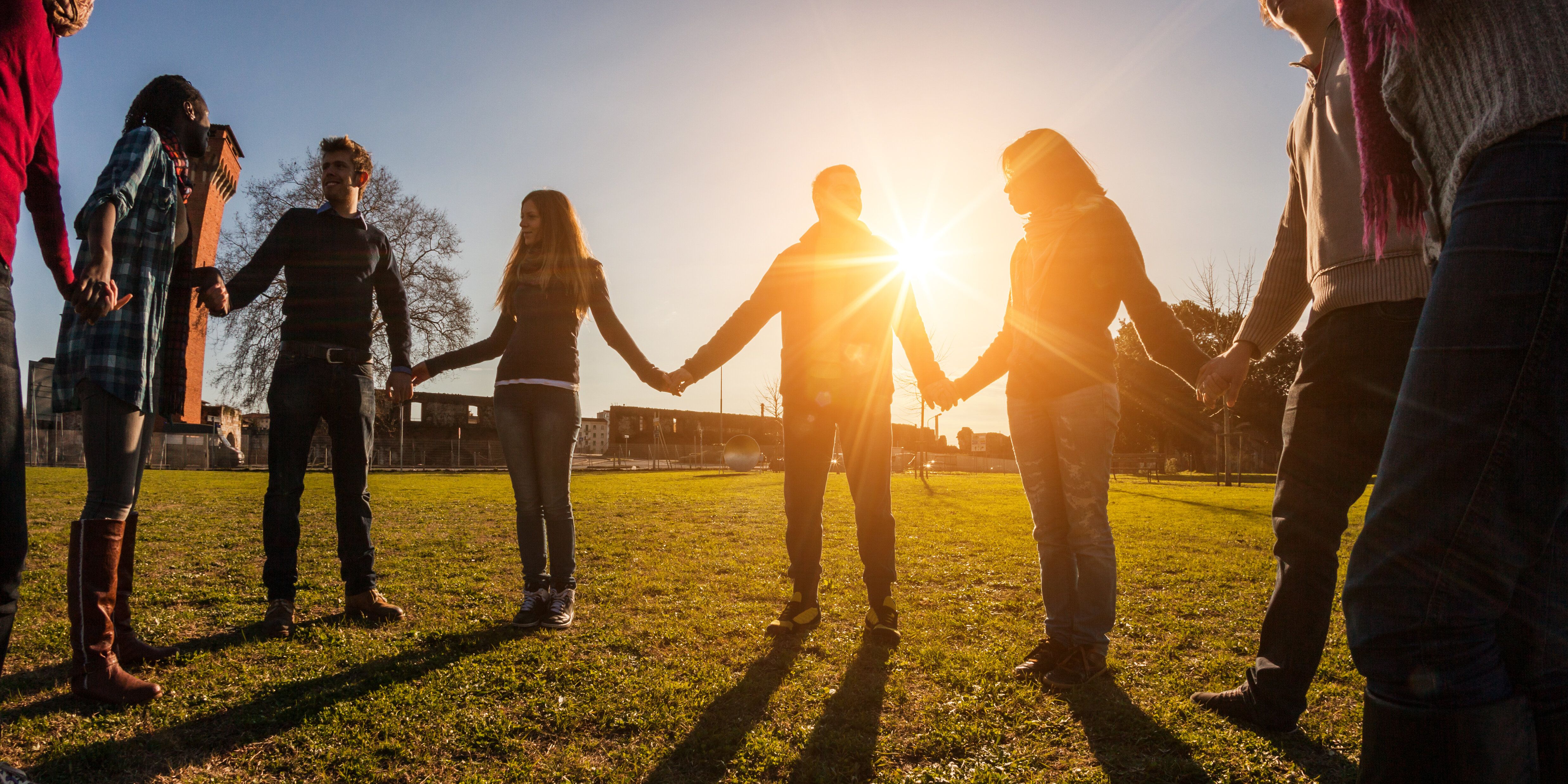 junge Menschen Hand in Hand