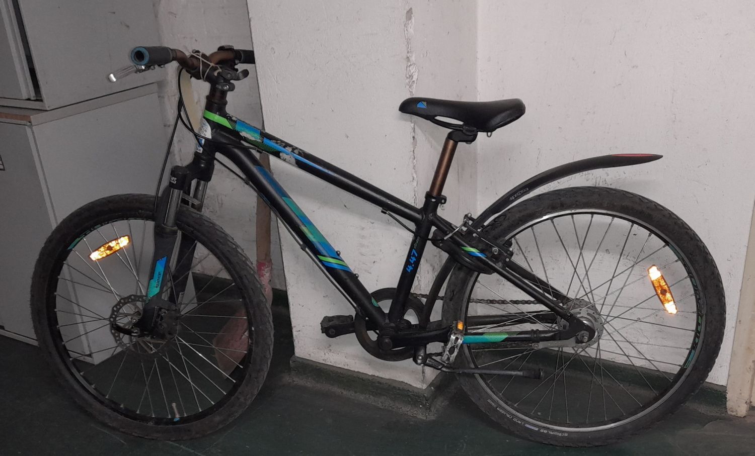 Schwarz-blaues Kinderfahrrad
