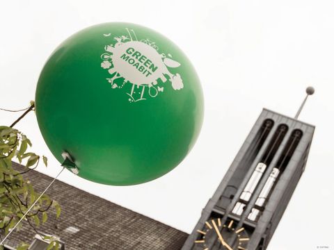 Grüner Ballon mit Logo Green Moabit vor Turm des Rathauses Turmstraße