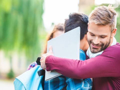 Studenten umarmen sich