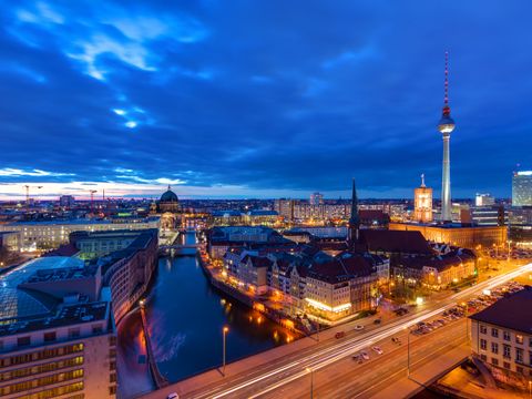 Mitte Berlins mit Fernsehturm aus Vogelperspektive im Sonnenuntergang