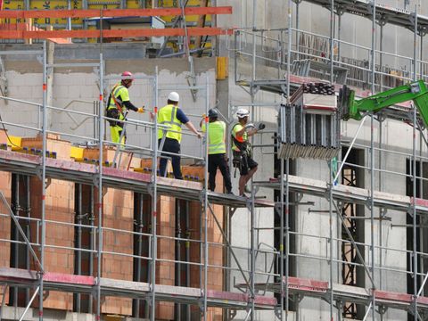 Arbeiter auf einem Baugerüst