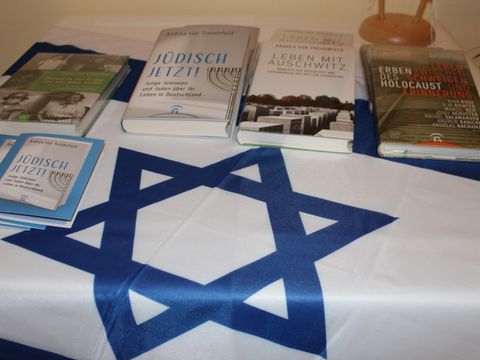 Büchertisch mit Israel-Literatur