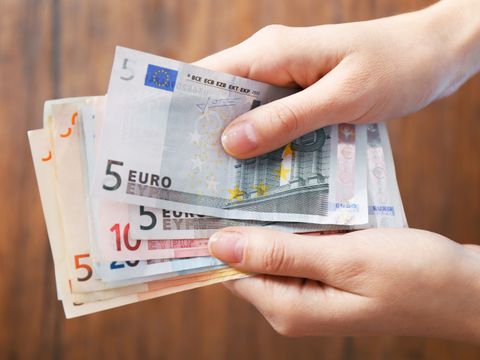 Hände, die Geldscheine halten. Zahlungs- und Sparkonzept.