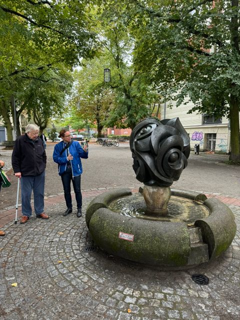 Bezirksstadträtin Schrod-Thiel und Dr. Ketterer am Blütenbrunnen. (Bild: BA Rdf)