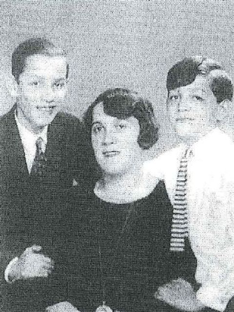 Manfred Alexander (L.) mit Mutter und Bruder Gert, undatiert (Bild: Gedenkstätte Deutscher Widerstand, Privatbesitz William Cook, London)