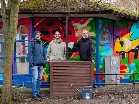 Neue Regenwassertonne am Gemeinschaftspavillon zur Spinne am Boulevard Kastanienallee