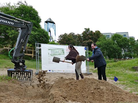 Angelique Schmidt und Hendrik Hübscher beim Spatenstich für den Liberty-Park