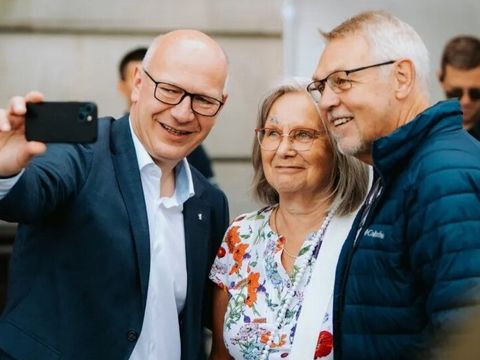 Kai Wegner mit Besuchern bei Tag der Offenen Tür im Roten Rathaus