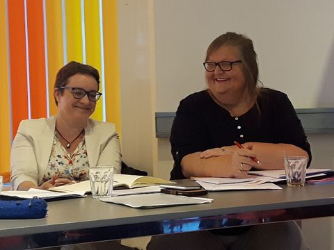 Caroline Ausserer (BVT*, links) und Lucie Veith (IMeV, rechts)