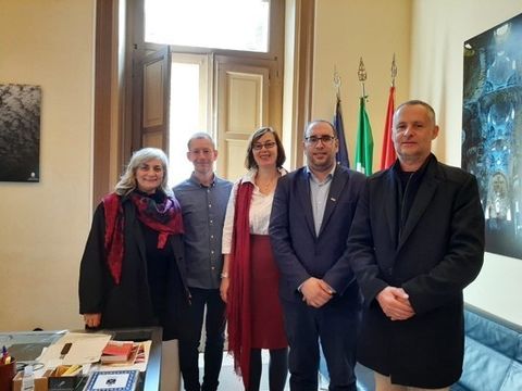 Besuch bei Adham Darawsha (2. von rechts) (Bild: Marc Eret)