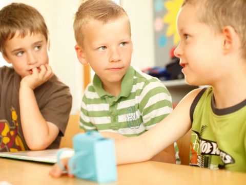 Drei Schüler in der Grundschule
