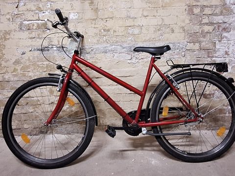 Rotes Damenfahrrad