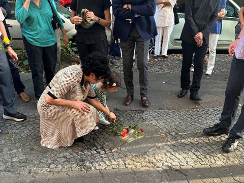 Mit einer Rose gedenkt Bürgermeisterin Demirbüken-Wegner der Familie Fainberg (Bild: BA Rdf)