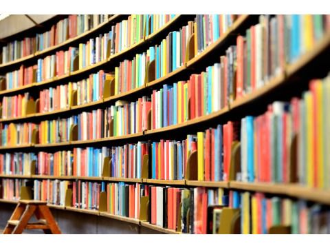 Rundes Bücherregal in öffentlicher Bibliothek