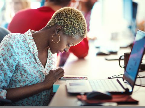 Eine Programmiererin arbeitet an einem Bildschirm