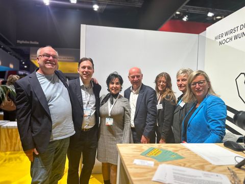 Der Regierende Bürgermeister Kai Wegner und Bezirksbürgermeisterin Emine Demirbüken-Wegner mit dem Team des Mobilen Bürgeramtes auf der SCCON. (Bild: BA Rdf)