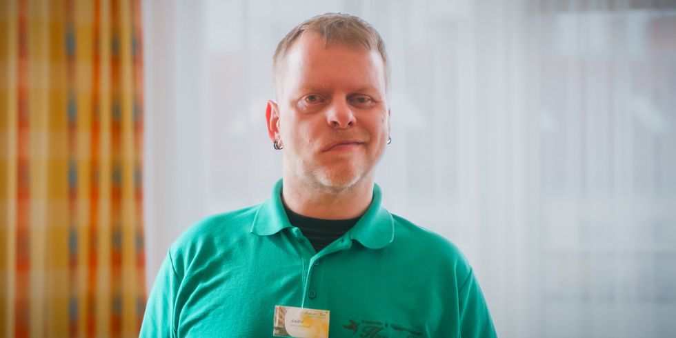 Portrait von Andre bei der Arbeit im Pflegeheim.