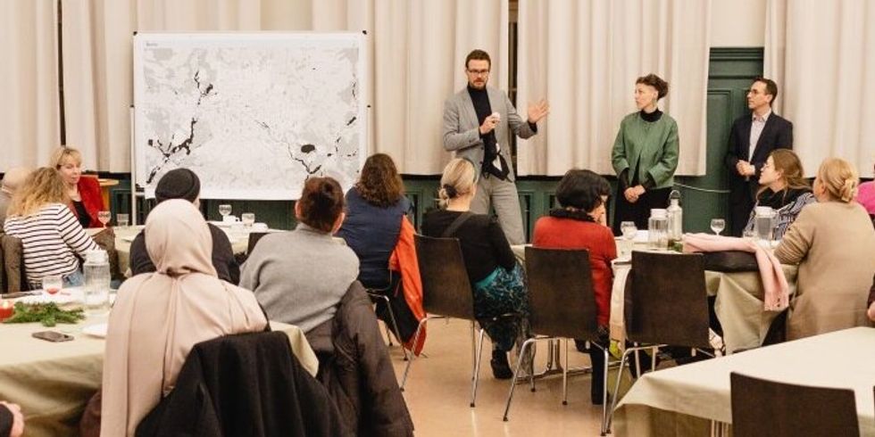 Teilnemende eines Workshops in großem Raum