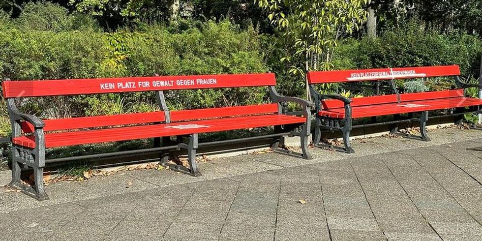 Neue rote Bänke auf dem Bundesplatz