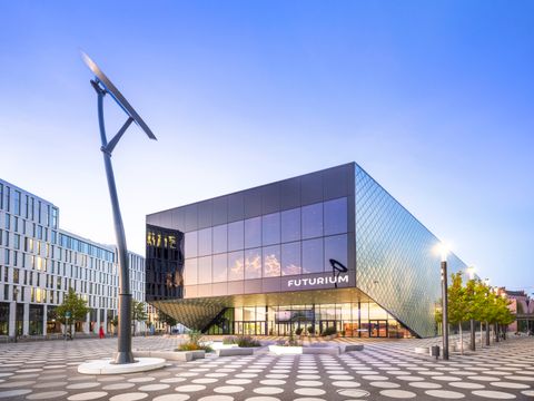 Das Futurium wurde nach Plänen des Berliner Architekten-Büros Richter-Musikowski errichtet. Das fünfseitige Bauwerk aus Beton, Glas und Stahl liegt am Spreebogen neben dem Hauptbahnhof