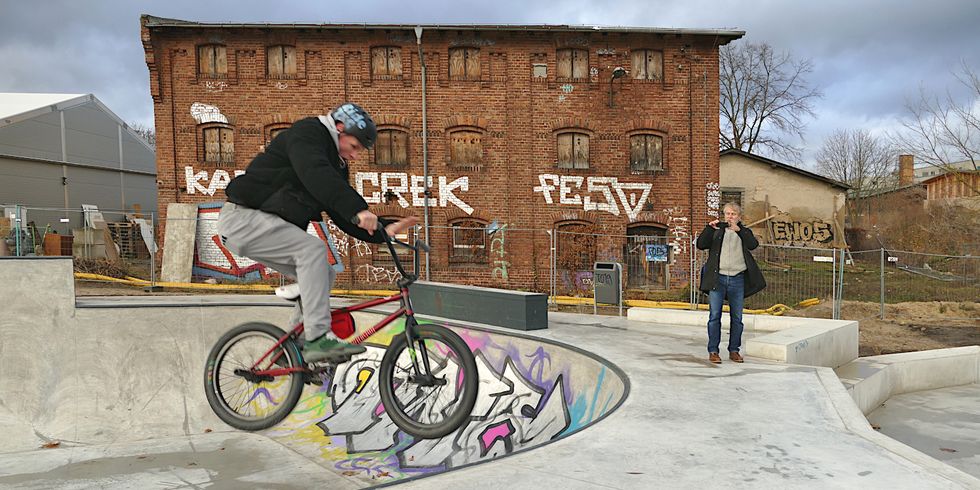 BMX-Fahrer auf der neuen BIke- und Skate-Anlage in Hellersdorf