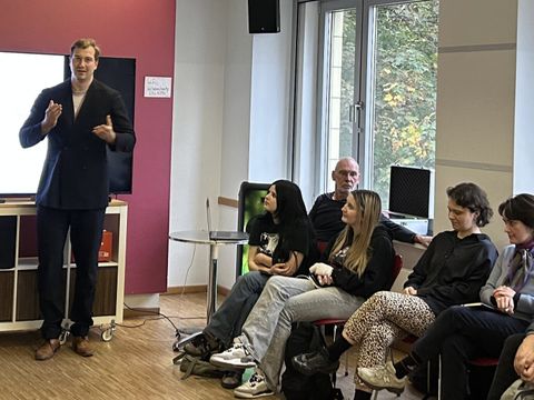 Bezirksstadtrat Max Kindler im Austausch mit den Jugendlichen.