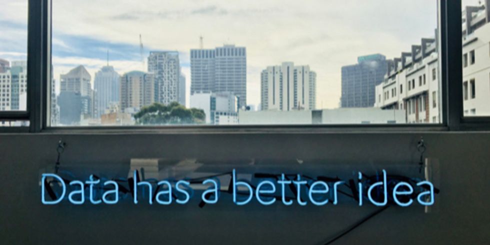Slogan an Wand und im Hintergrund Skyline