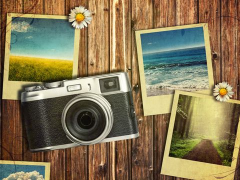 Das Bild zeigt eine Kamera und drei Polaroidbildern