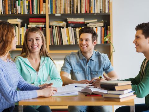 Studenten mit Büchern in einer Bibliothek