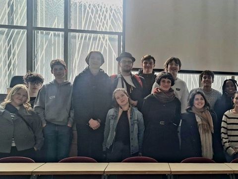 Hier besucht die Gruppe den BVV-Saal im ehemaligen Rathaus Kreuzberg in der Yorckstraße
