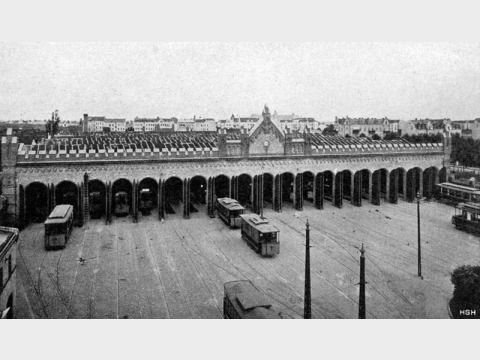 Straßenbahnbetriebshof - Ansicht des Straßenbahnbetriebshofs Niederschönhausen, im Hintergrund die Wagenhalle, 1914 (Bild: Museum Pankow / Quelle: Festschrift der Großen Berliner Straßenbahn)