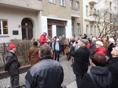 An der Gedenktafel für Victor Klemperer, 10.3.2012, Foto: KHMM